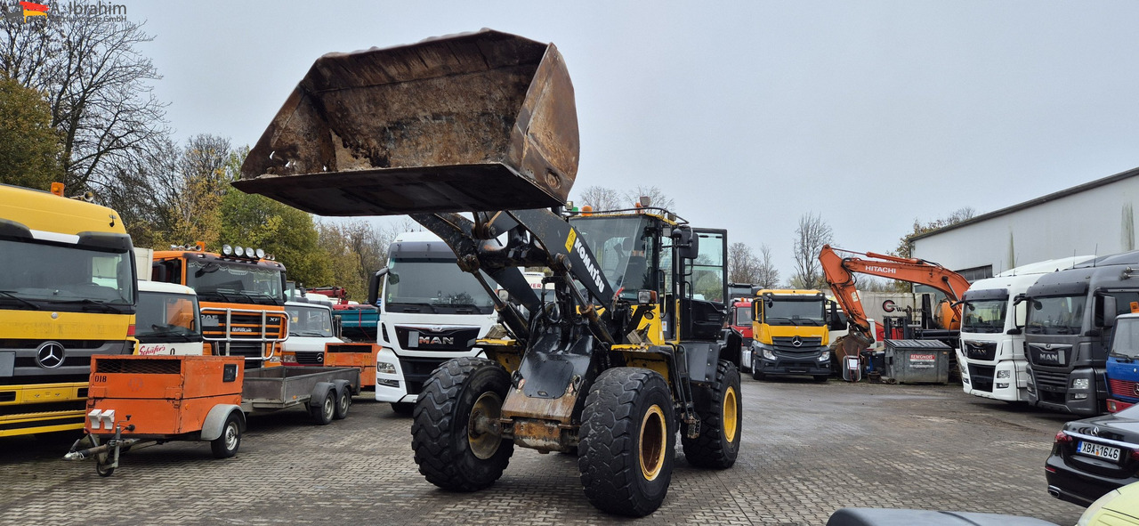 Komatsu WA 250 Zustand technisch ok, optisch 3-4 Unterlagen vorhanden - اللودر بعجل: صورة 1 Komatsu WA 250 Zustand technisch ok, optisch 3-4 Unterlagen vorhanden - اللودر بعجل: صورة 1