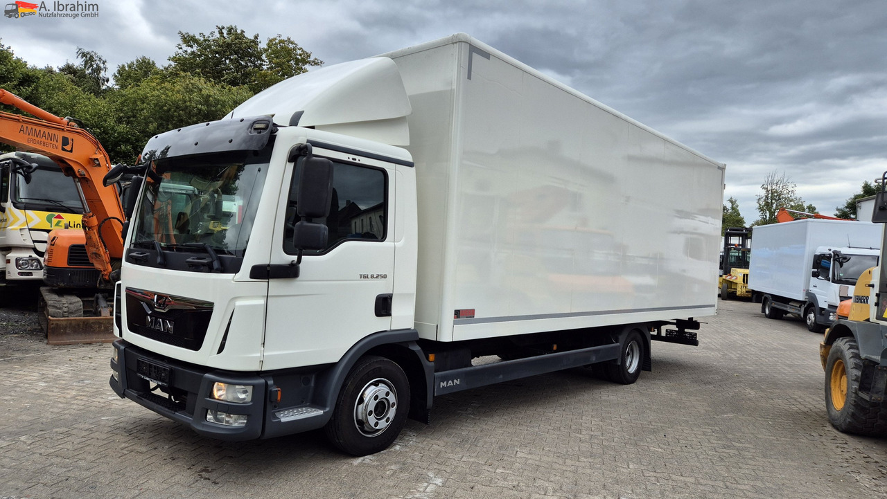 MAN 8.250 7,30 m Koffer, Navi, Topzustand - شاحنة مغلقة الصندوق: صورة 1 MAN 8.250 7,30 m Koffer, Navi, Topzustand - شاحنة مغلقة الصندوق: صورة 1