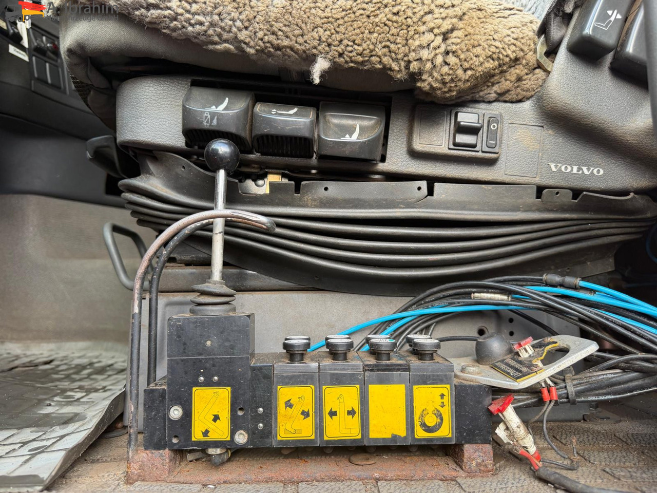 Volvo FH12-420 8x2 Fahrzeugpapiere Schweiz - شاحنة ذات خطاف: صورة 4 Volvo FH12-420 8x2 Fahrzeugpapiere Schweiz - شاحنة ذات خطاف: صورة 4