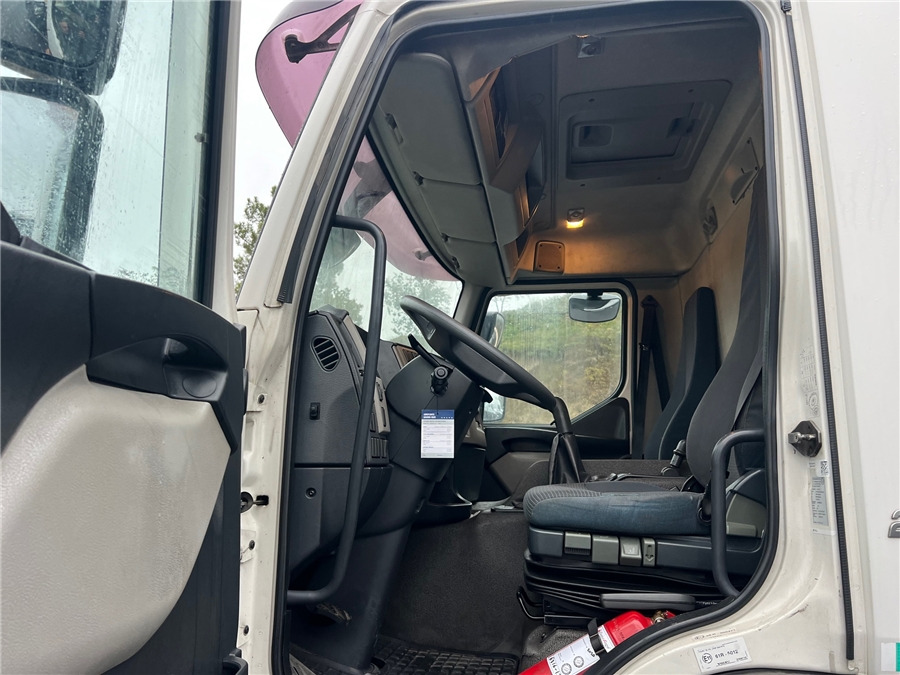 Interior photo 1: شاحنة ستارة Volvo FE 280