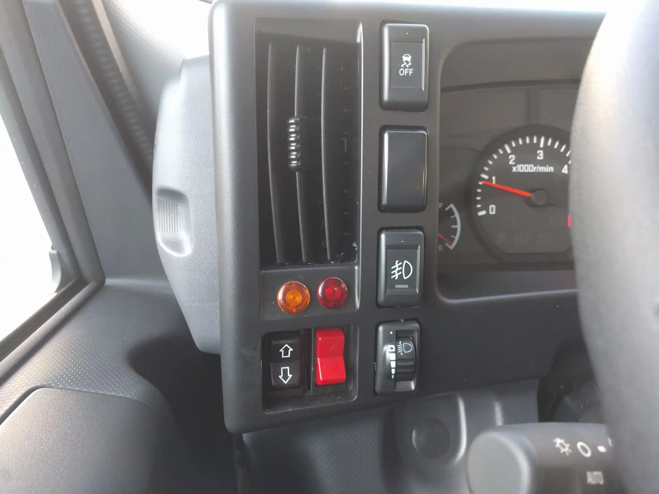 قلاب صغير ISUZU NNR M21 T: صورة 10