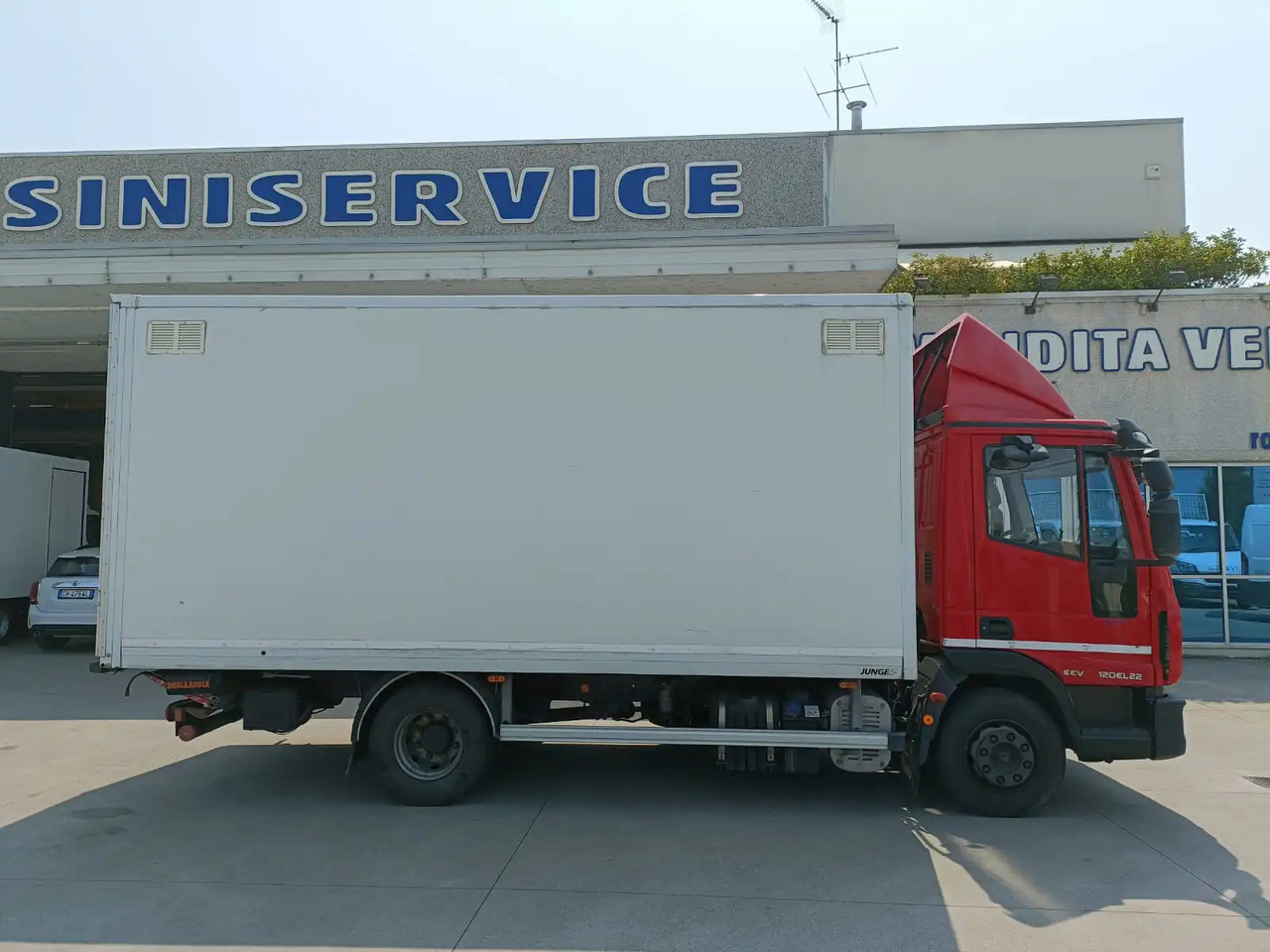 IVECO EUROCARGO 120EL22 - شاحنة مقفلة: صورة 4 IVECO EUROCARGO 120EL22 - شاحنة مقفلة: صورة 4