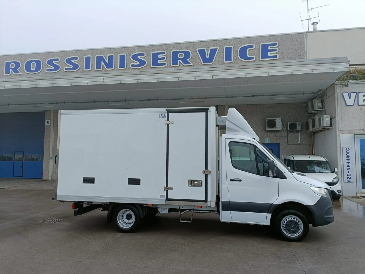 MERCEDES BENZ SPRINTER 415 150 CV - شاحنة مُبرّدة للتوصيل: صورة 2 MERCEDES BENZ SPRINTER 415 150 CV - شاحنة مُبرّدة للتوصيل: صورة 2