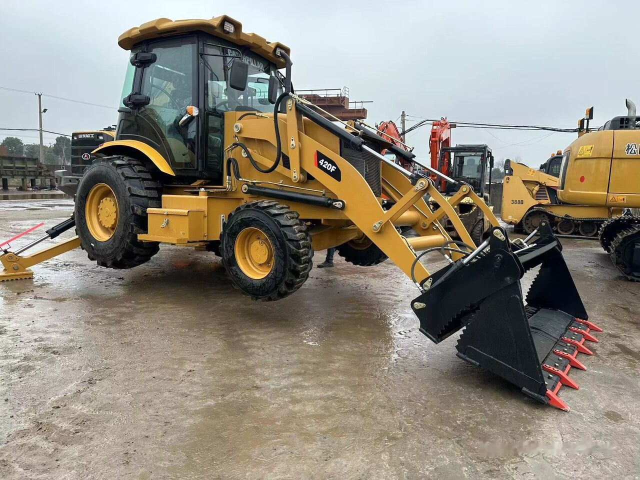 Caterpillar 420F - جرافة حفار: صورة 1 Caterpillar 420F - جرافة حفار: صورة 1