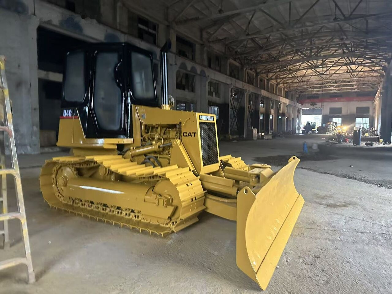 Caterpillar D4C - جرافة: صورة 1 Caterpillar D4C - جرافة: صورة 1