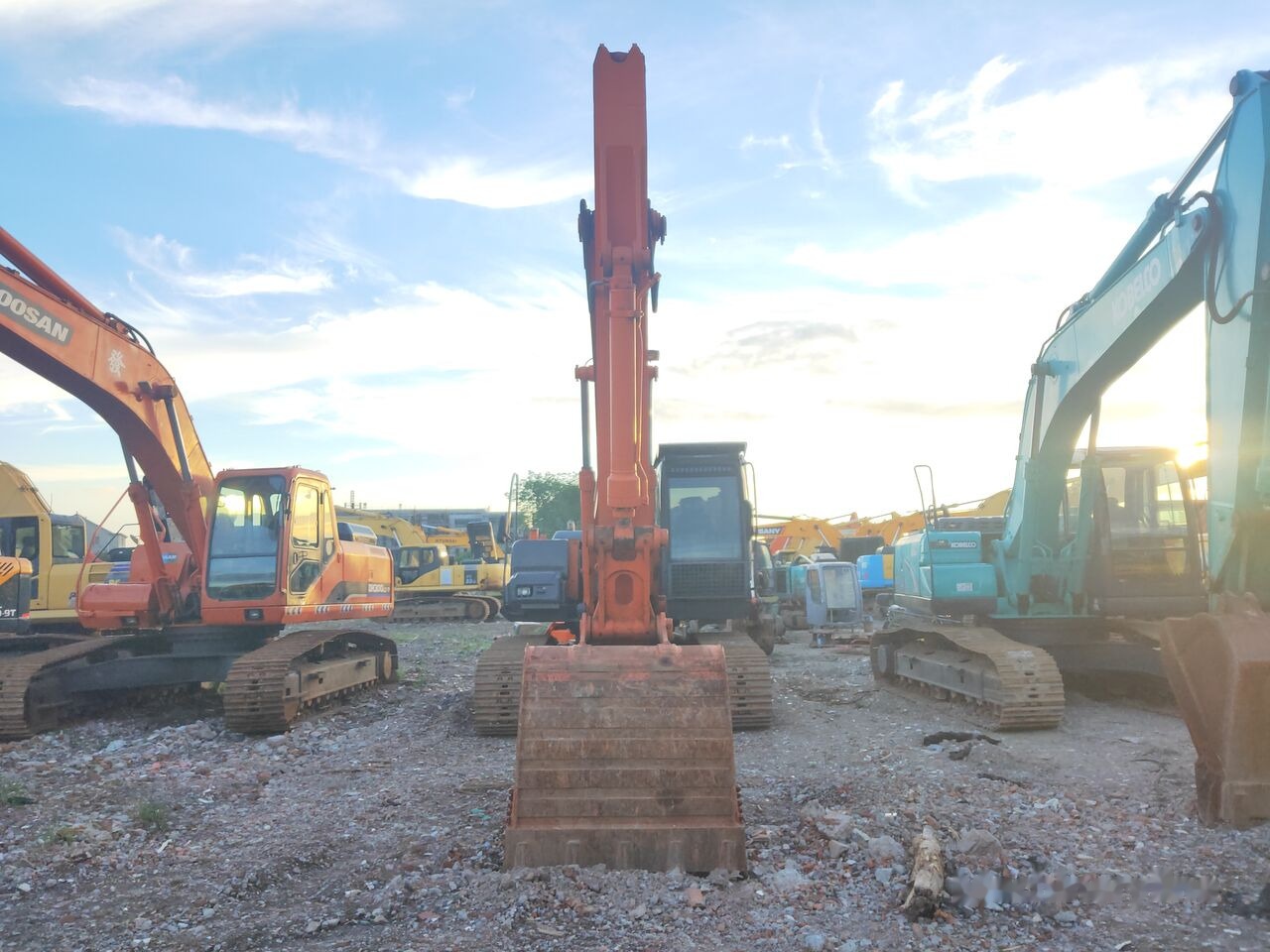 Hitachi ZX210 - حفار زحاف: صورة 1 Hitachi ZX210 - حفار زحاف: صورة 1