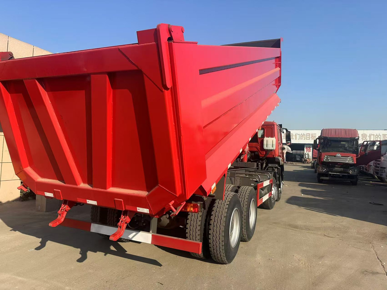 Howo HAOHAN DUMP TRUCK 8X4 - شاحنة قلاب: صورة 5 Howo HAOHAN DUMP TRUCK 8X4 - شاحنة قلاب: صورة 5