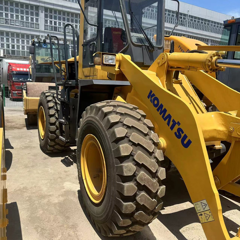 Komatsu WA320 - اللودر بعجل: صورة 2 Komatsu WA320 - اللودر بعجل: صورة 2