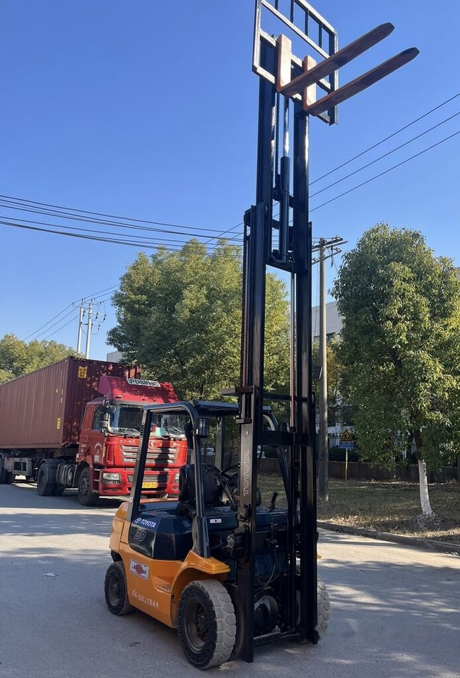 Toyota FD30 - رافعة شوكية ديزل: صورة 1 Toyota FD30 - رافعة شوكية ديزل: صورة 1