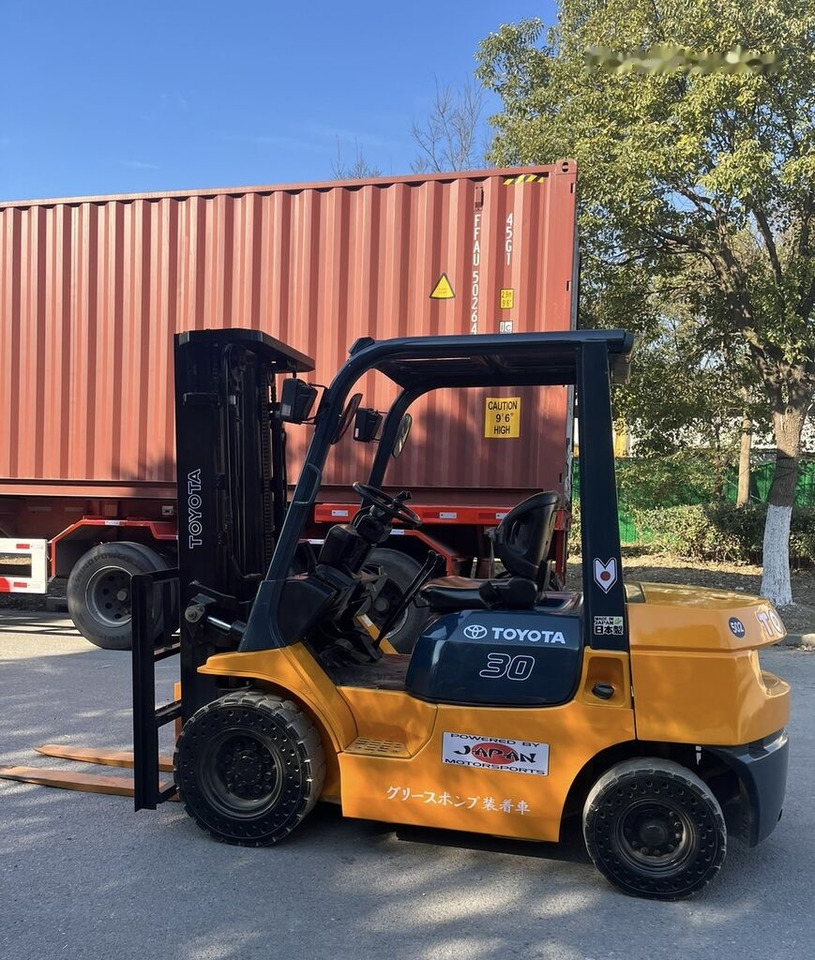 Toyota FD30 - رافعة شوكية ديزل: صورة 3 Toyota FD30 - رافعة شوكية ديزل: صورة 3