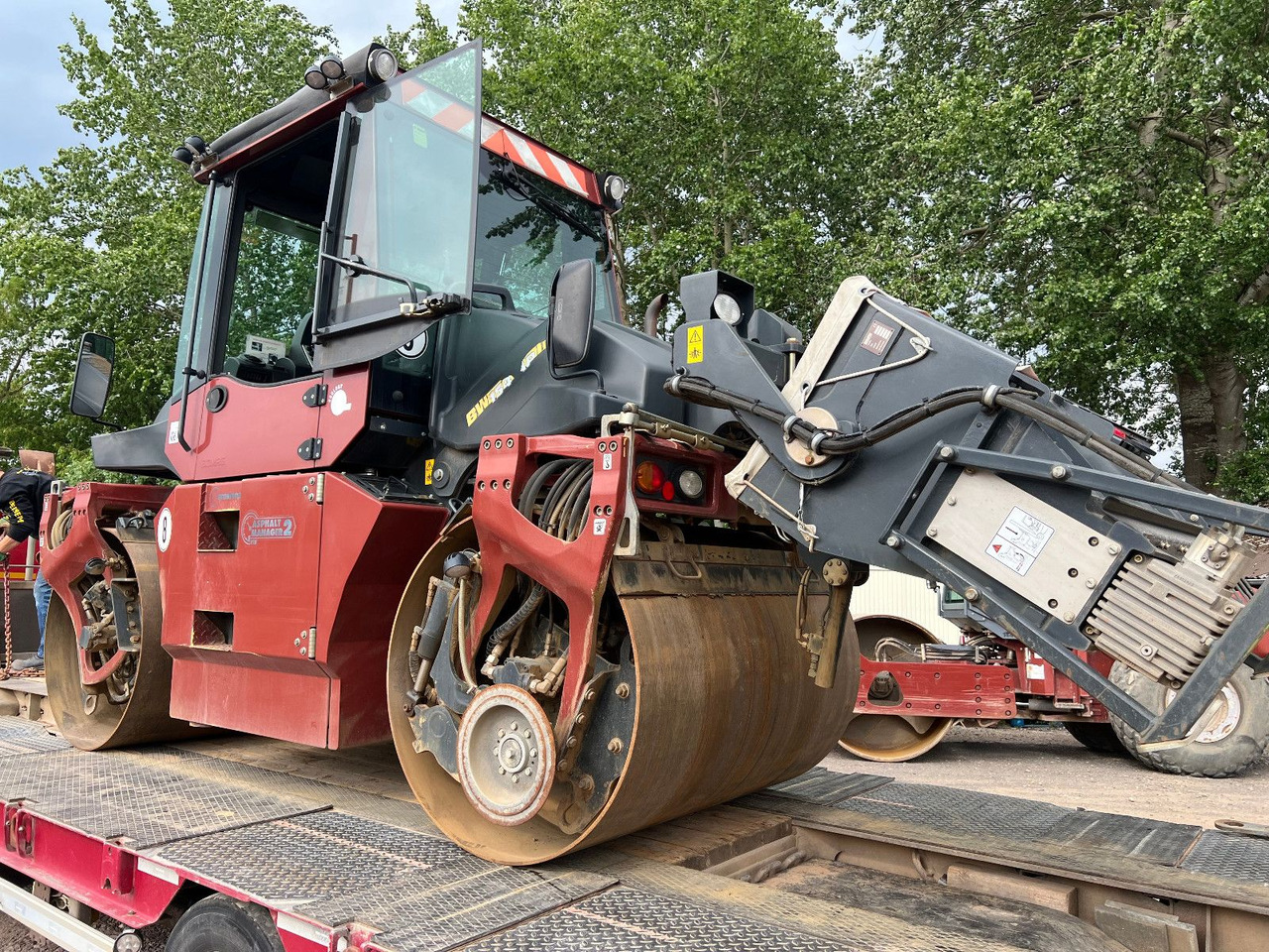 BOMAG BW 154 AP-4 AM mit Splitstreuer - مدحلة اسفلت: صورة 1 BOMAG BW 154 AP-4 AM mit Splitstreuer - مدحلة اسفلت: صورة 1