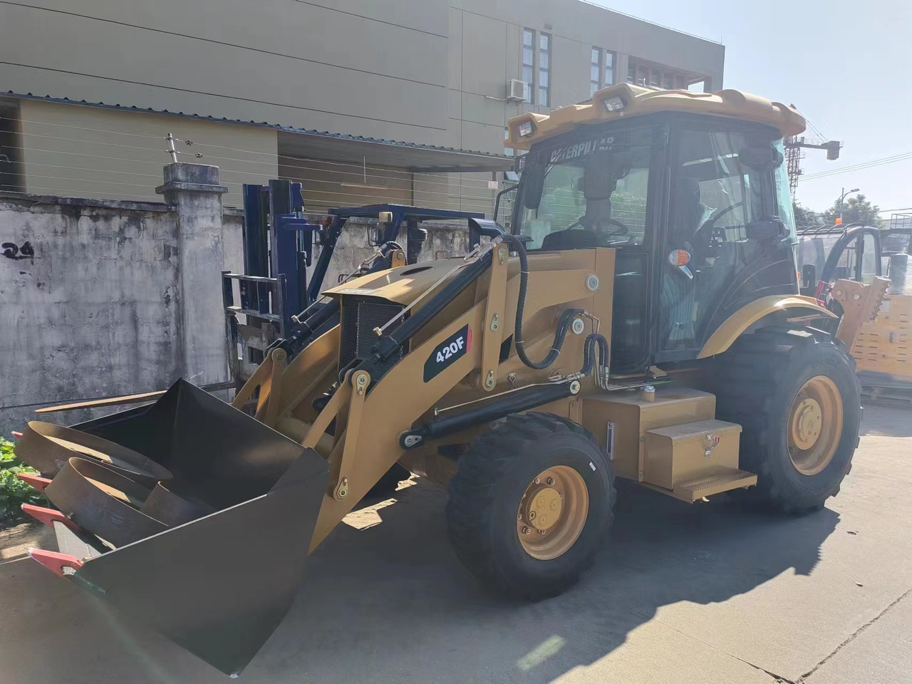 CATERPILLAR 420F - جرافة حفار: صورة 3 CATERPILLAR 420F - جرافة حفار: صورة 3