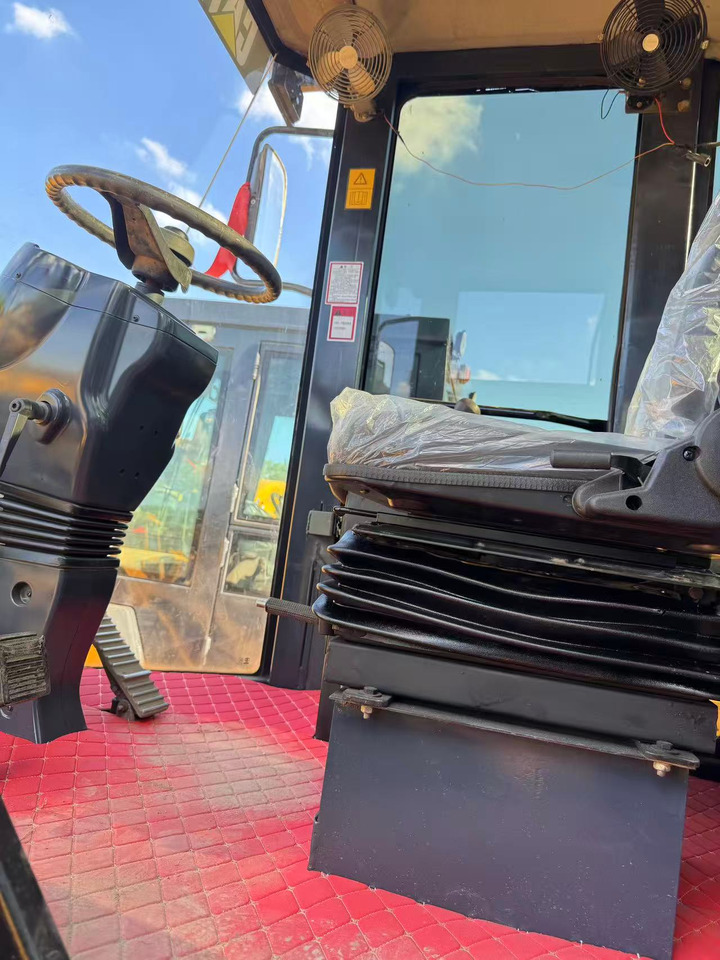 CATERPILLAR CS683E - مدحلة اسفلت: صورة 4 CATERPILLAR CS683E - مدحلة اسفلت: صورة 4