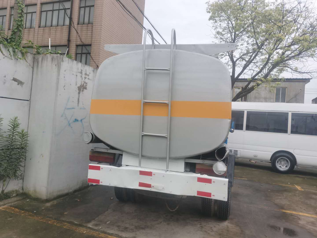 DONGFENG 6ton - شاحنة صهريج: صورة 4 DONGFENG 6ton - شاحنة صهريج: صورة 4