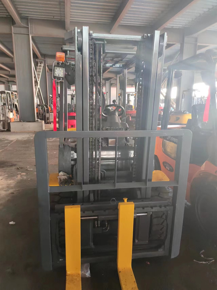KOMATSU FD30T-17 - رافعة شوكية ديزل: صورة 2 KOMATSU FD30T-17 - رافعة شوكية ديزل: صورة 2