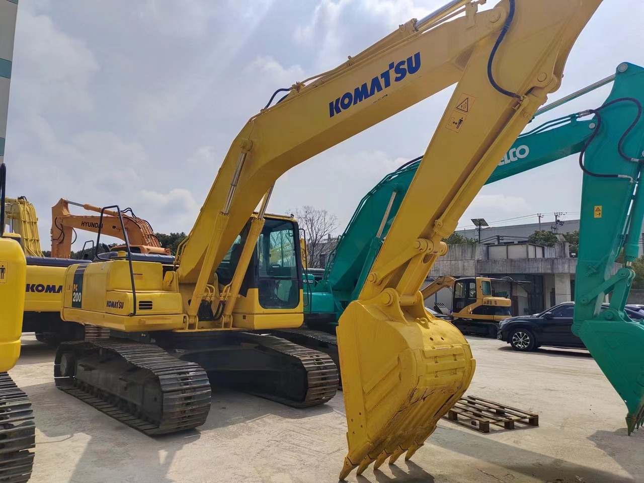 KOMATSU PC200-7 - حفار زحاف: صورة 1 KOMATSU PC200-7 - حفار زحاف: صورة 1