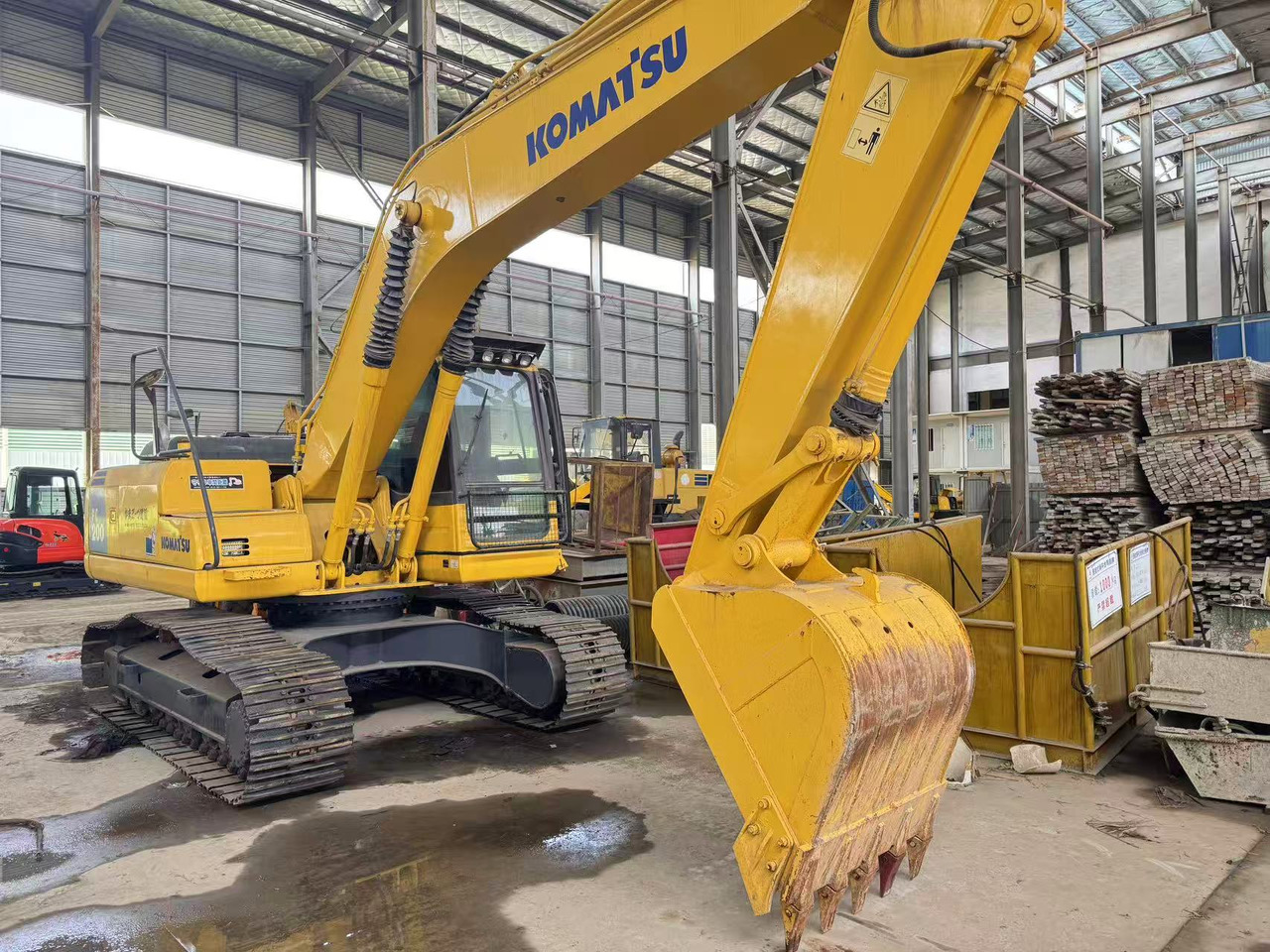KOMATSU PC200-8 - حفار زحاف: صورة 1 KOMATSU PC200-8 - حفار زحاف: صورة 1