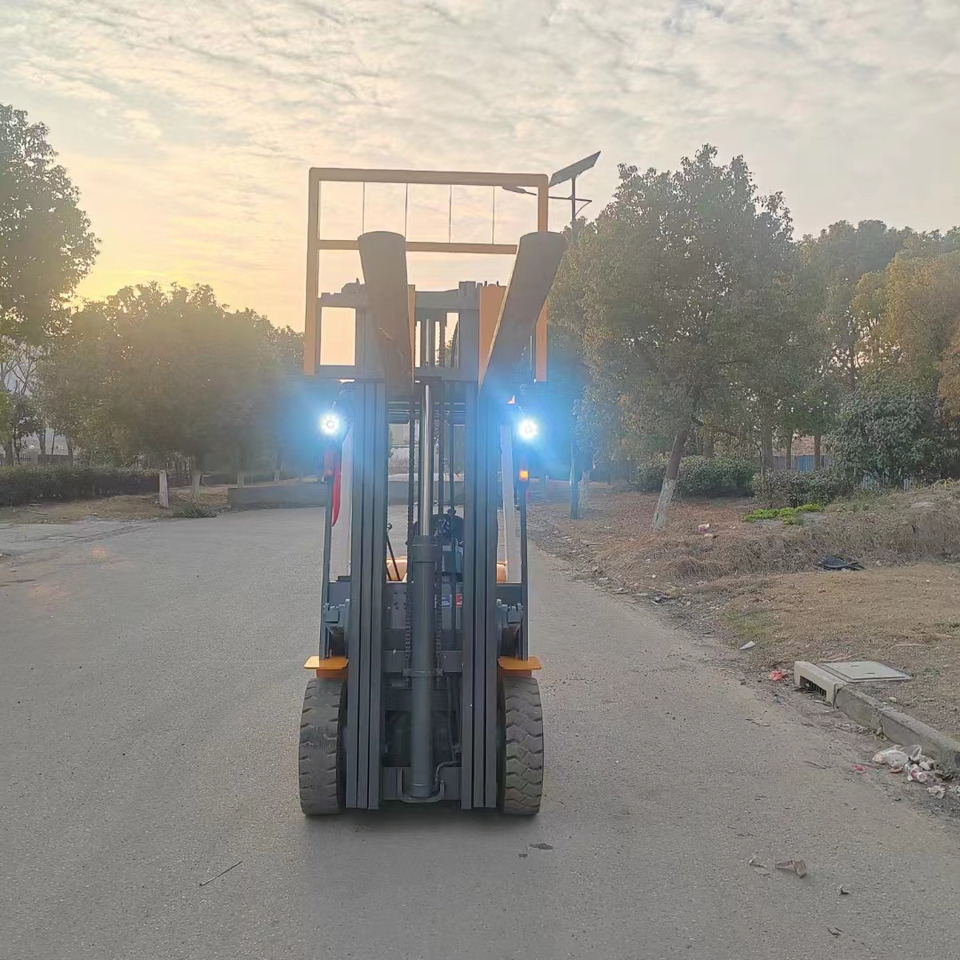 TCM FD30 diesel ISUZU engine forklift from Japan - رافعة شوكية ديزل: صورة 4 TCM FD30 diesel ISUZU engine forklift from Japan - رافعة شوكية ديزل: صورة 4
