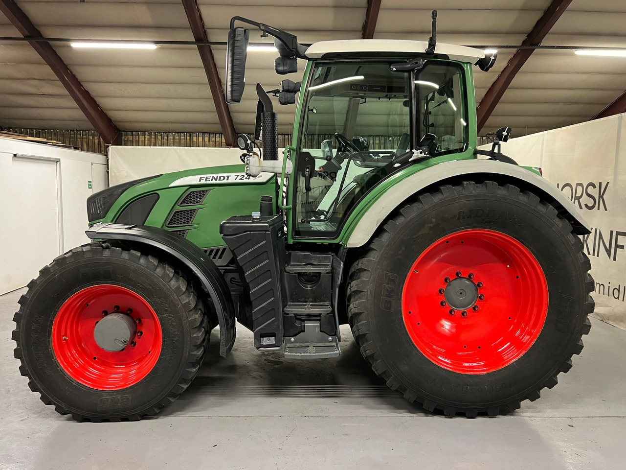 Fendt 724 Vario - جرار: صورة 1 Fendt 724 Vario - جرار: صورة 1