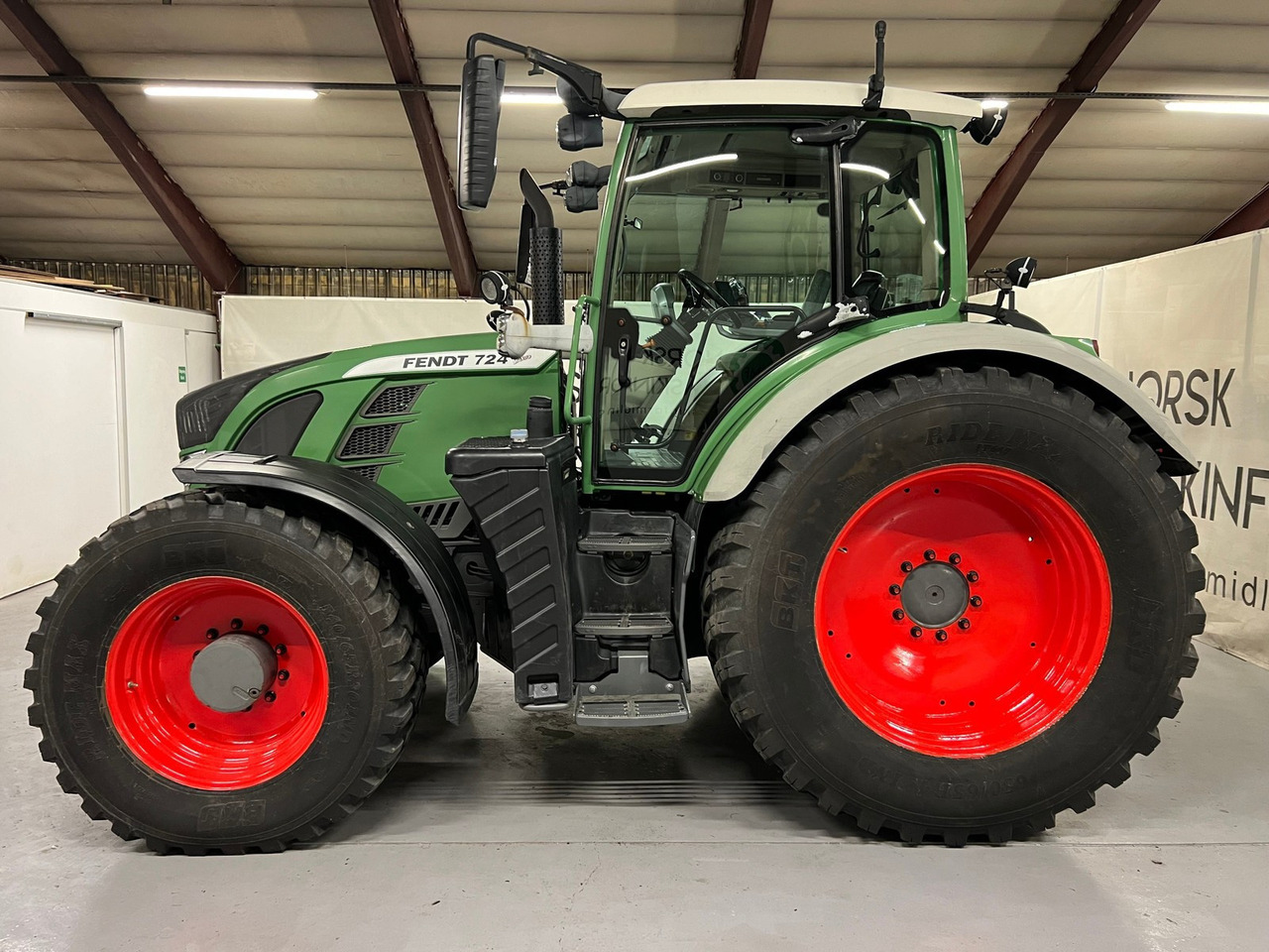 Fendt 724 Vario - جرار: صورة 1 Fendt 724 Vario - جرار: صورة 1