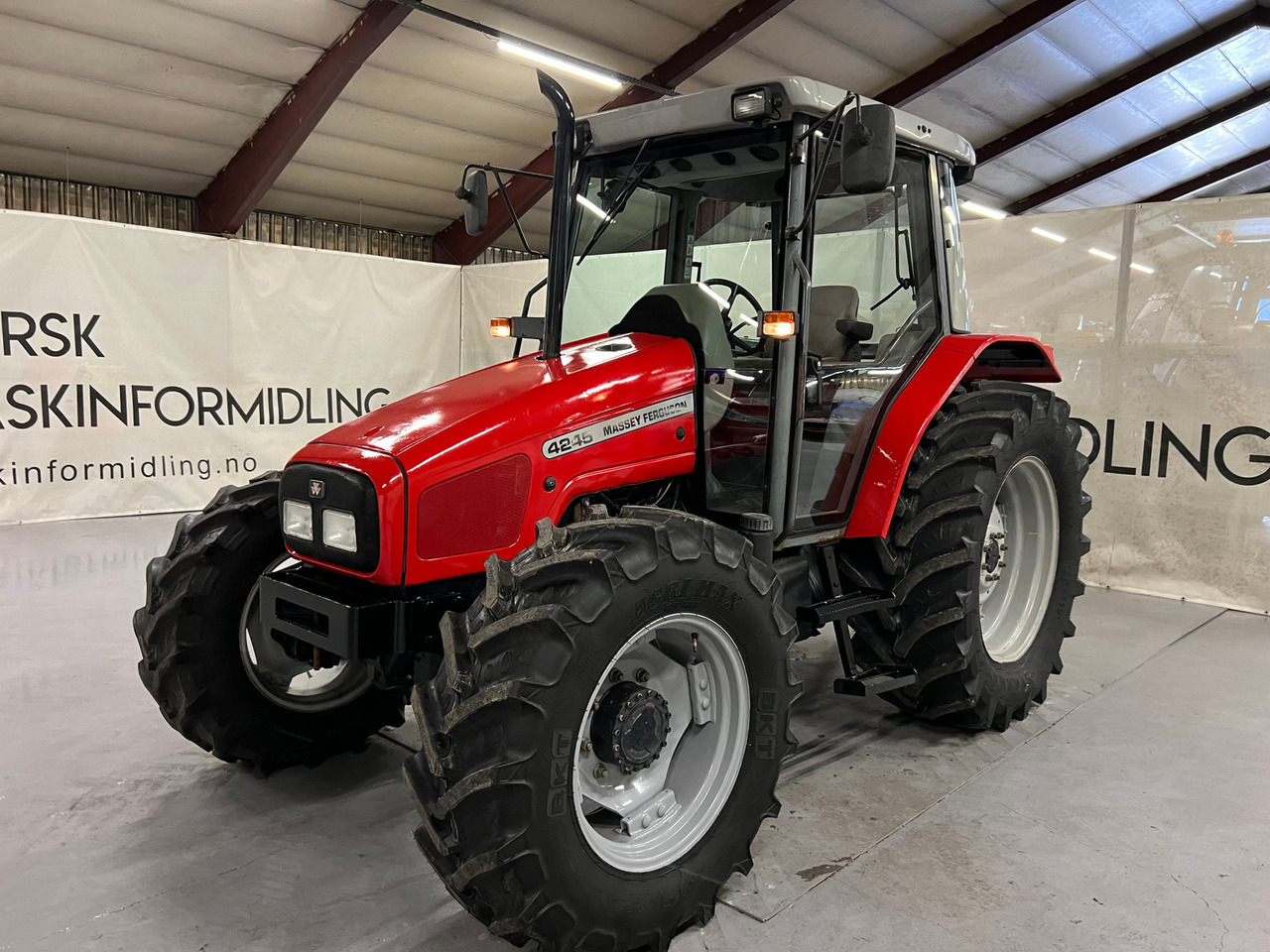 Massey Ferguson 4245 - جرار: صورة 2 Massey Ferguson 4245 - جرار: صورة 2