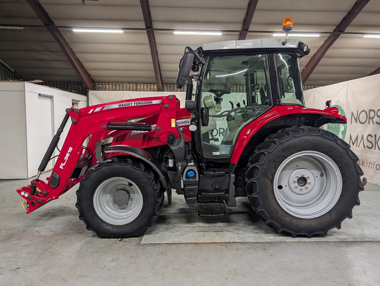 Massey Ferguson 5712S - جرار: صورة 2 Massey Ferguson 5712S - جرار: صورة 2