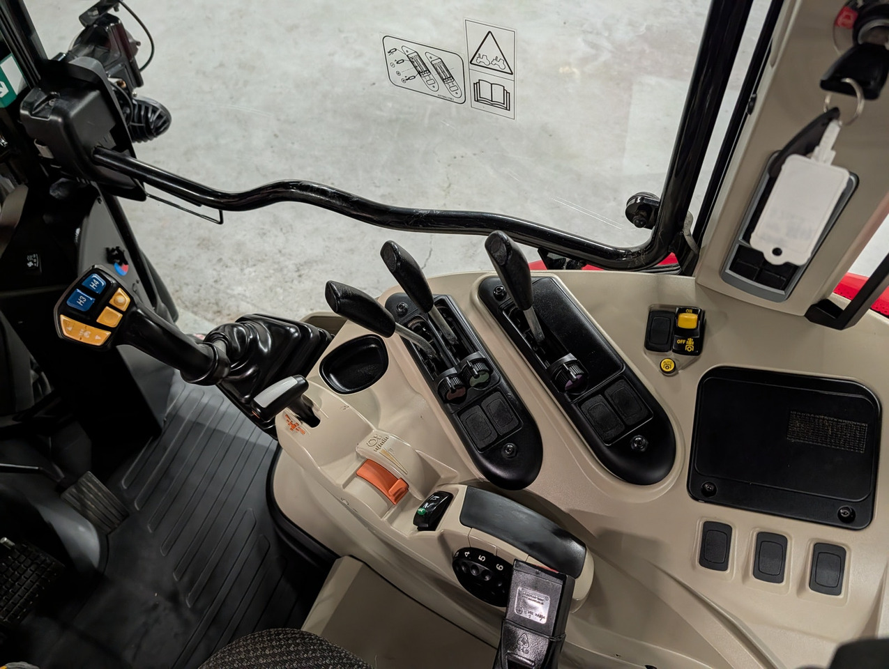 جرار Massey Ferguson 5712S: صورة 13