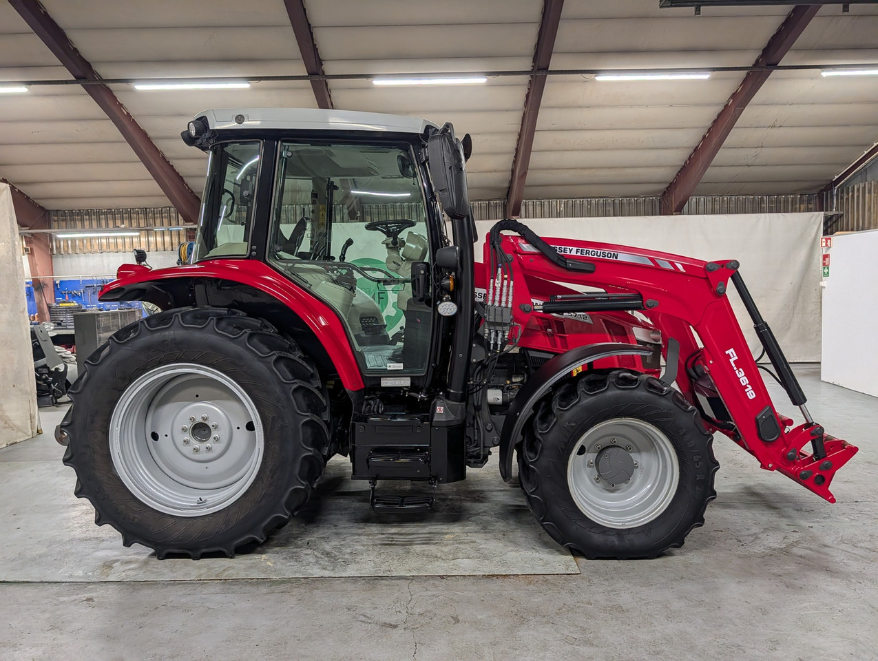 جرار Massey Ferguson 5712S: صورة 6
