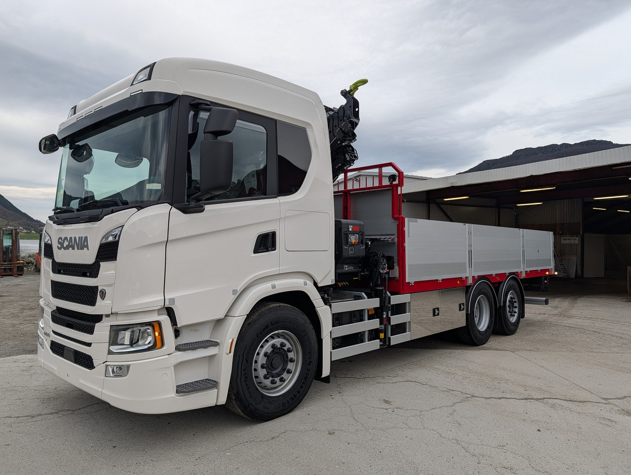 Scania G420 6x2 med HIAB 232-E5 Hipro og MCE påbygg - شاحنات مسطحة, شاحنة كرين: صورة 3 Scania G420 6x2 med HIAB 232-E5 Hipro og MCE påbygg - شاحنات مسطحة, شاحنة كرين: صورة 3
