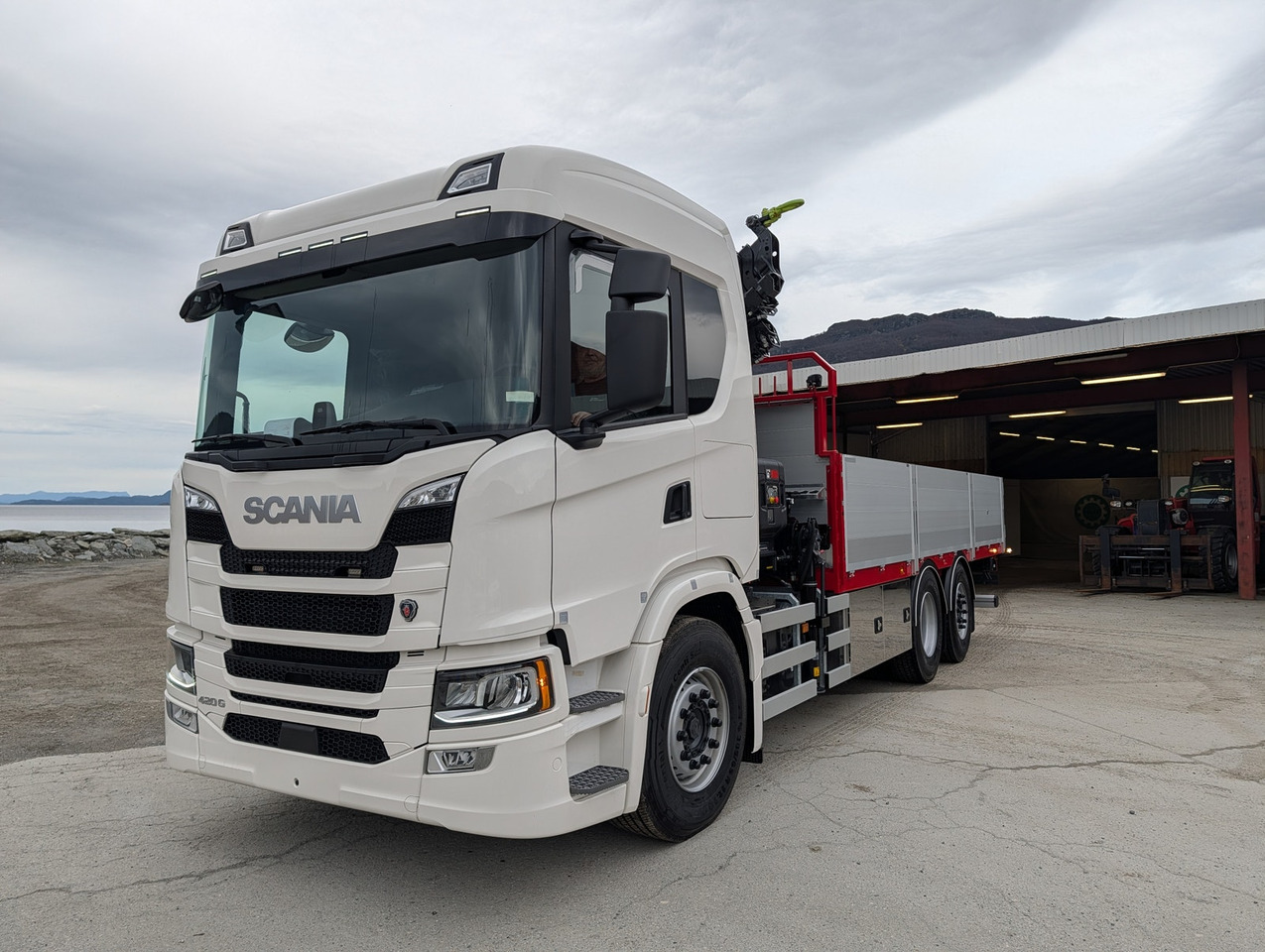 Scania G420 6x2 med HIAB 232-E5 Hipro og MCE påbygg - شاحنات مسطحة, شاحنة كرين: صورة 1 Scania G420 6x2 med HIAB 232-E5 Hipro og MCE påbygg - شاحنات مسطحة, شاحنة كرين: صورة 1
