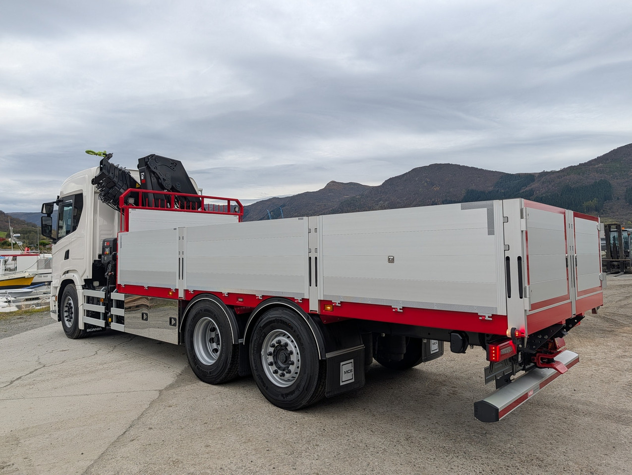 Scania G420 6x2 med HIAB 232-E5 Hipro og MCE påbygg - شاحنات مسطحة, شاحنة كرين: صورة 4 Scania G420 6x2 med HIAB 232-E5 Hipro og MCE påbygg - شاحنات مسطحة, شاحنة كرين: صورة 4