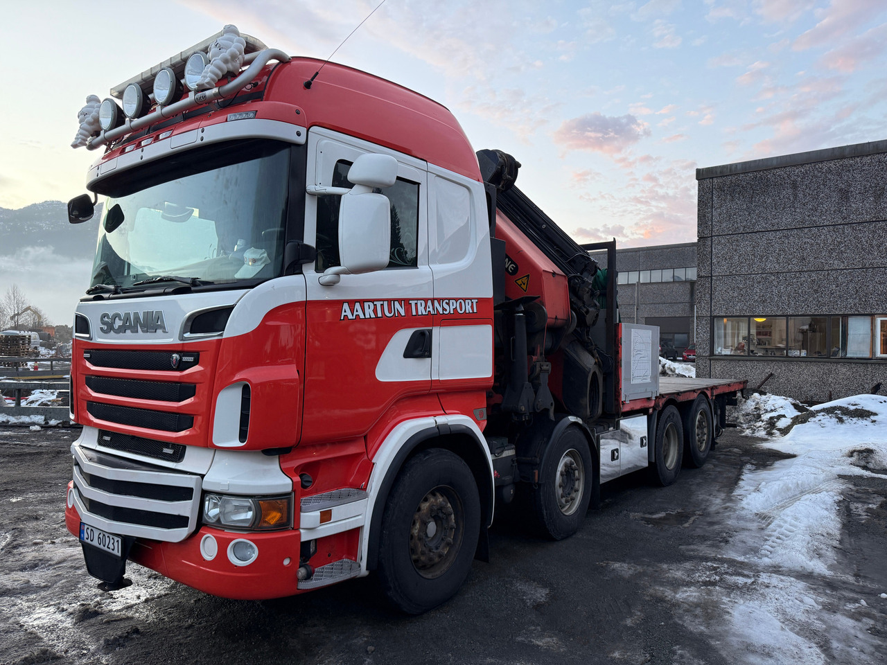 Scania R560 - شاحنة كرين, شاحنات مسطحة: صورة 1 Scania R560 - شاحنة كرين, شاحنات مسطحة: صورة 1
