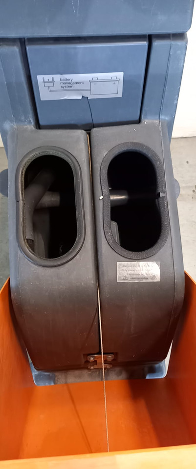 TASKI Combimat 600 - ماكينة فرك وتجفيف: صورة 5 TASKI Combimat 600 - ماكينة فرك وتجفيف: صورة 5