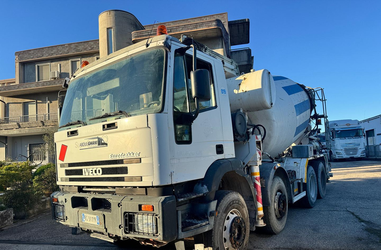 Betonpompa CIFA Iveco Trakker 410E44 - خلاطة مع مضخة: صورة 1 Betonpompa CIFA Iveco Trakker 410E44 - خلاطة مع مضخة: صورة 1