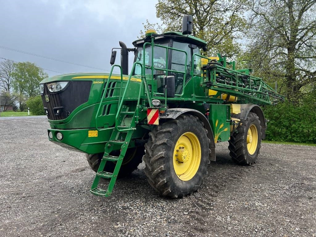 John Deere R4040i - بخاخ ذاتية الدفع: صورة 1 John Deere R4040i - بخاخ ذاتية الدفع: صورة 1