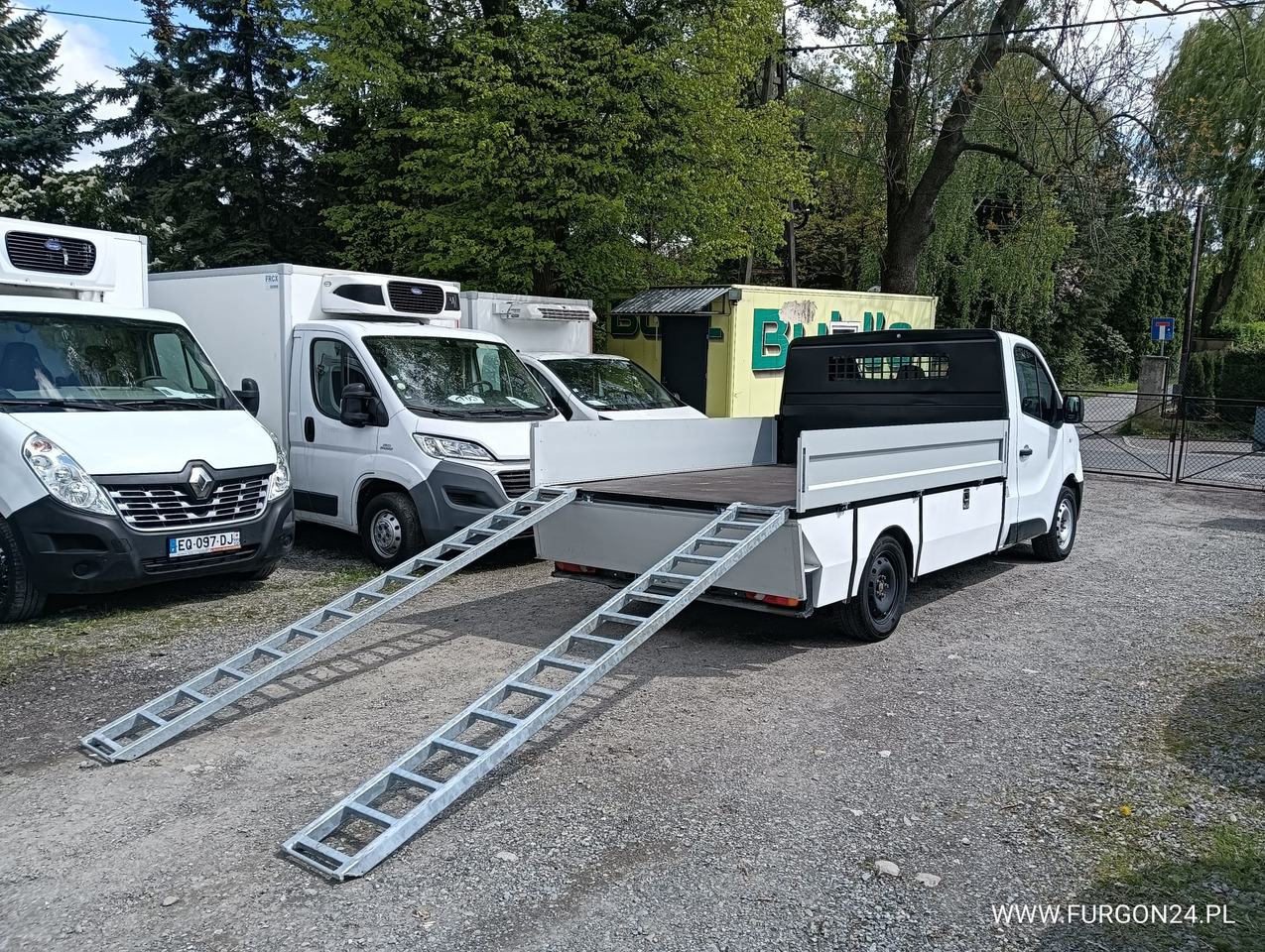 RENAULT TRAFIC SKRZYNIA PAKA Z NAJAZDAMI I PÓŁKAMI NR 689 - شاحنة مفتوحة: صورة 4 RENAULT TRAFIC SKRZYNIA PAKA Z NAJAZDAMI I PÓŁKAMI NR 689 - شاحنة مفتوحة: صورة 4