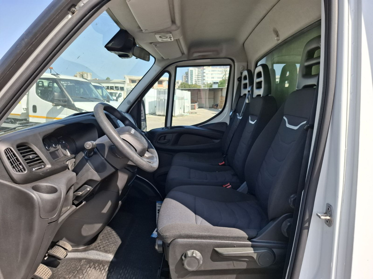 IVECO Daily 35C16H3.0 box/lift - شاحنة مغلقة الصندوق: صورة 2 IVECO Daily 35C16H3.0 box/lift - شاحنة مغلقة الصندوق: صورة 2