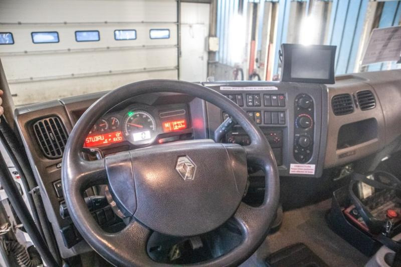 Interior photo 1: شاحنات مسطحة, شاحنة كرين Renault KERAX 380DXI-8x4+PK18TM/3EXT Interior photo 1: شاحنات مسطحة, شاحنة كرين Renault KERAX 380DXI-8x4+PK18TM/3EXT