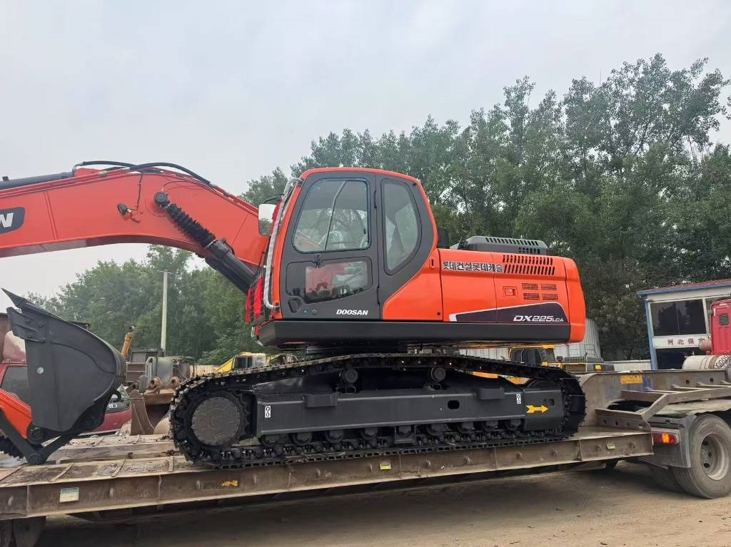 Doosan DX 225 LCA - حفار زحاف: صورة 3 Doosan DX 225 LCA - حفار زحاف: صورة 3