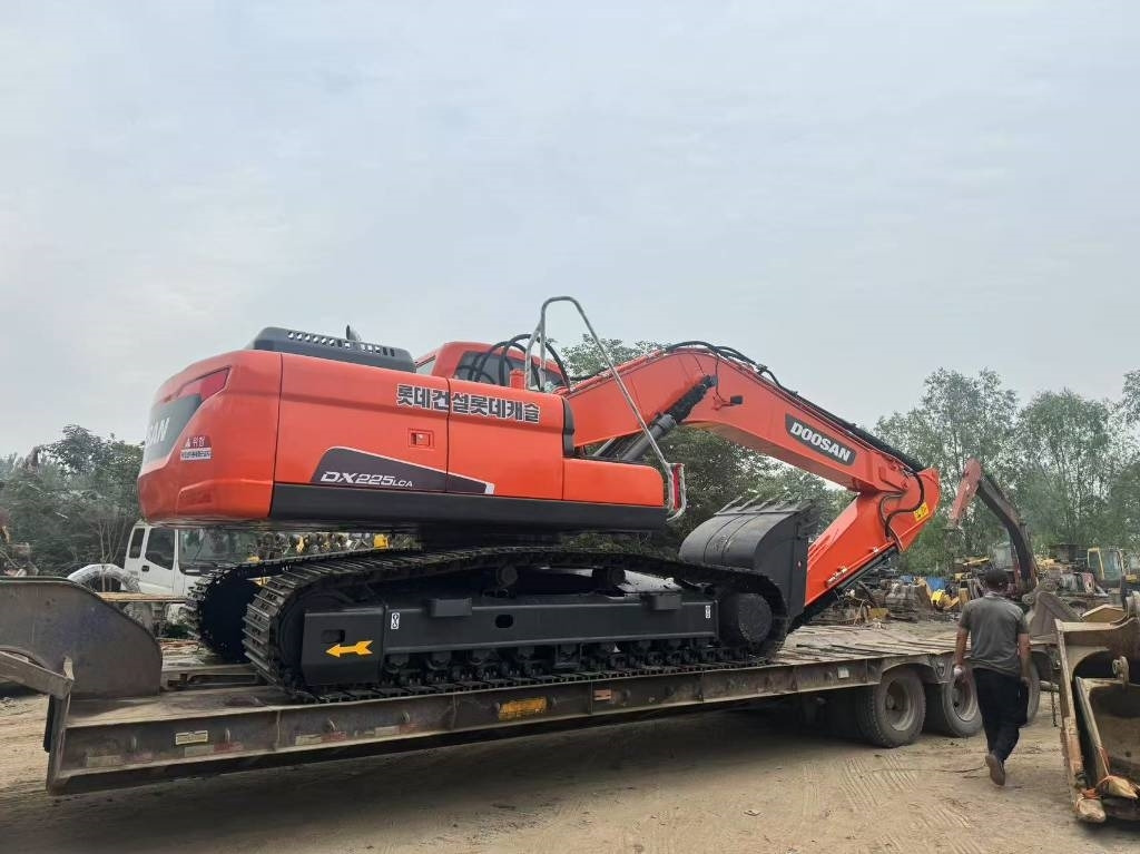 Doosan DX 225 LCA - حفار زحاف: صورة 5 Doosan DX 225 LCA - حفار زحاف: صورة 5