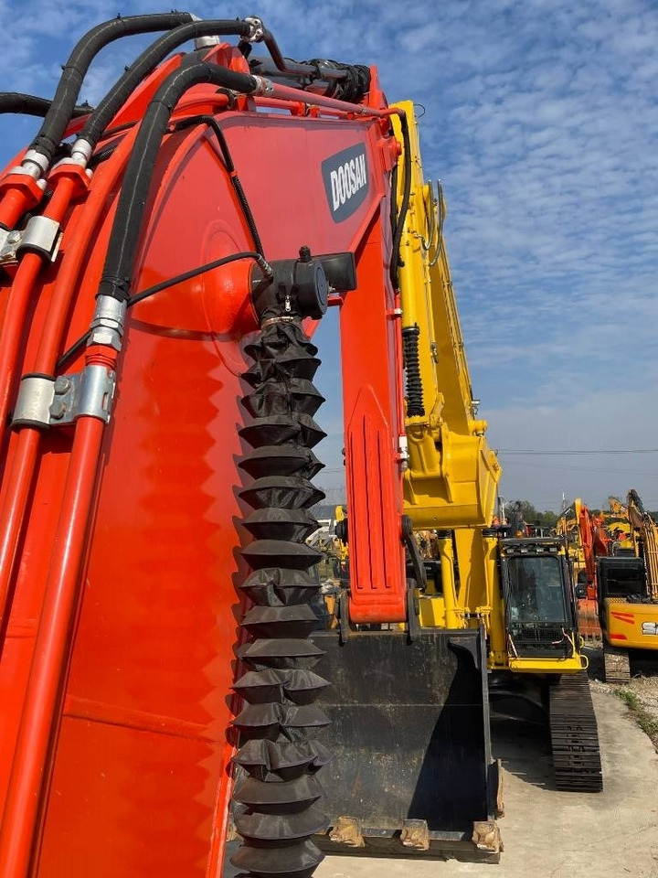 Doosan DX225LCA - حفار زحاف: صورة 3 Doosan DX225LCA - حفار زحاف: صورة 3