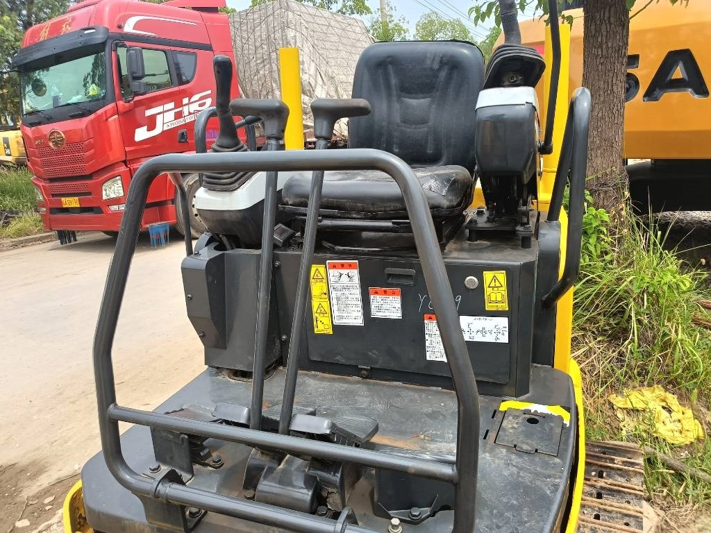 Komatsu PC 18  - حفار زحاف: صورة 5 Komatsu PC 18  - حفار زحاف: صورة 5