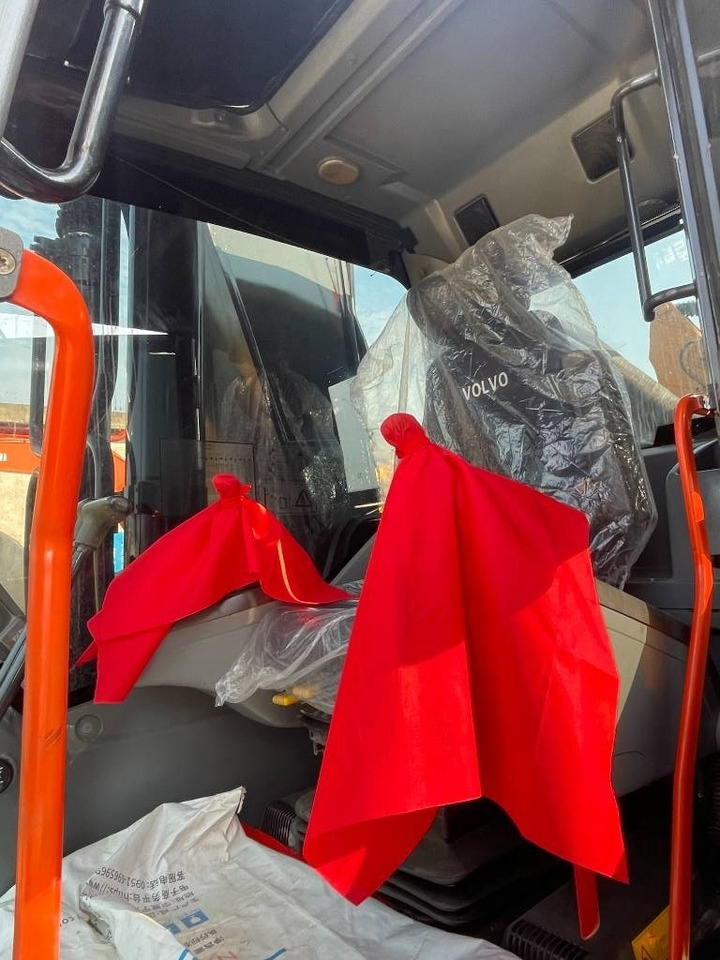 Volvo EC 380 D L - حفار زحاف: صورة 4 Volvo EC 380 D L - حفار زحاف: صورة 4