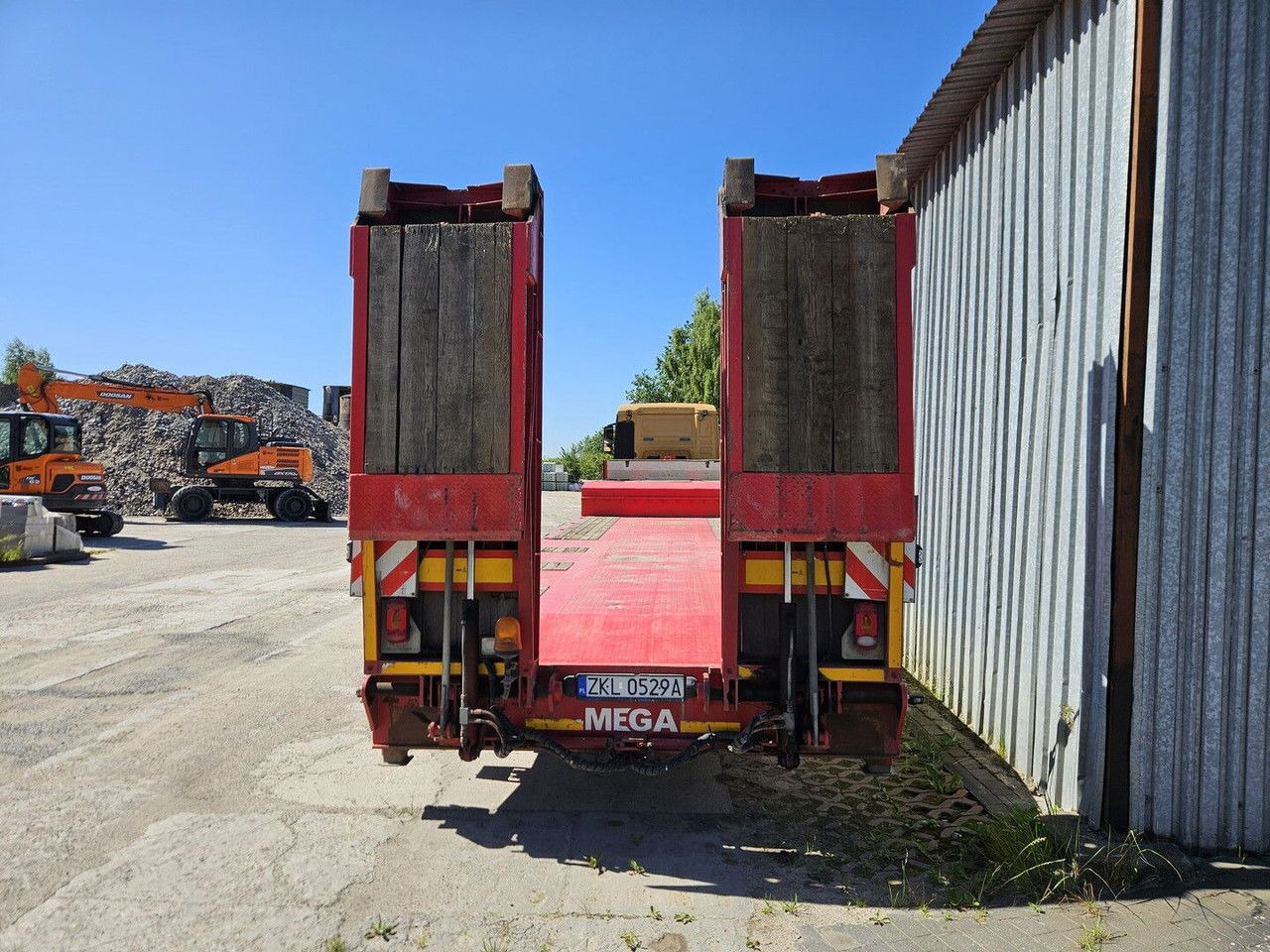 Mega MNN Hydraulic Ramps - عربة منخفضة مسطحة نصف مقطورة: صورة 3 Mega MNN Hydraulic Ramps - عربة منخفضة مسطحة نصف مقطورة: صورة 3
