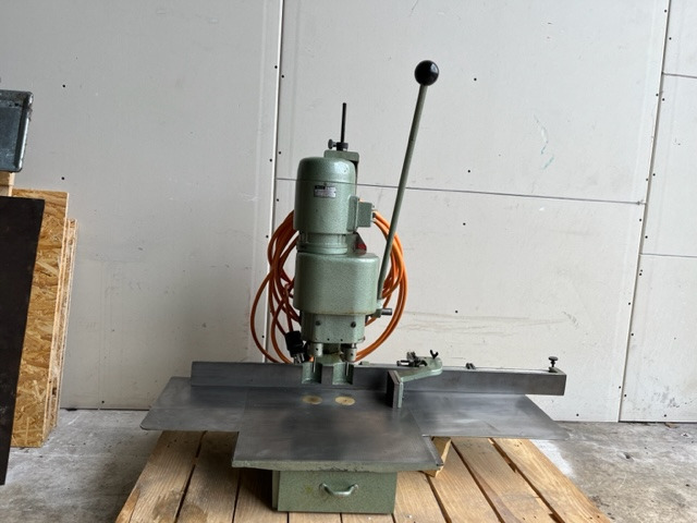 Hang Papierbohrermaschine 136 D - آلات الطباعة: صورة 1 Hang Papierbohrermaschine 136 D - آلات الطباعة: صورة 1