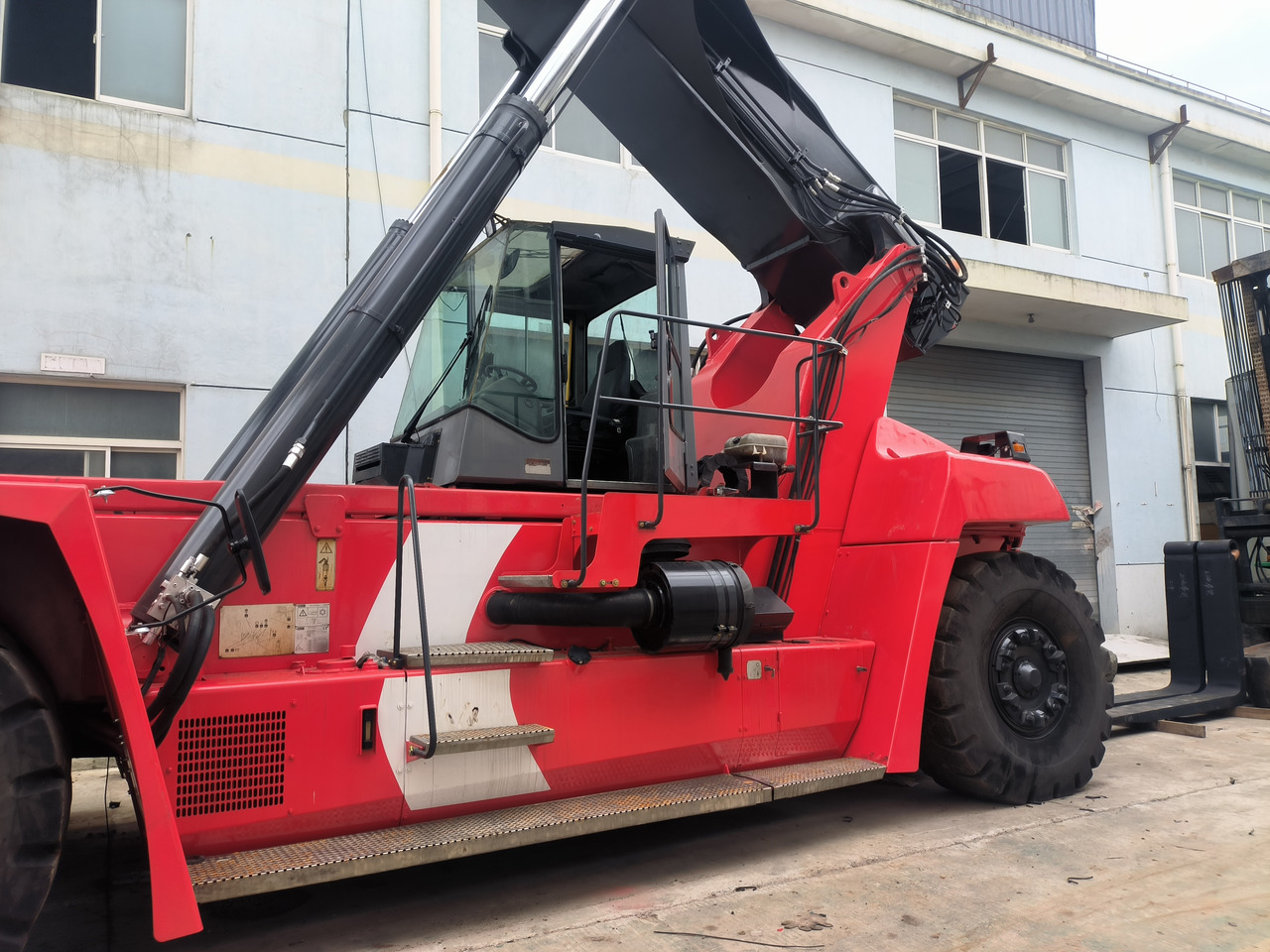 Kalmar DRF450 Used Reach stacker/Container forklift - المعبِّئ المناول: صورة 3 Kalmar DRF450 Used Reach stacker/Container forklift - المعبِّئ المناول: صورة 3