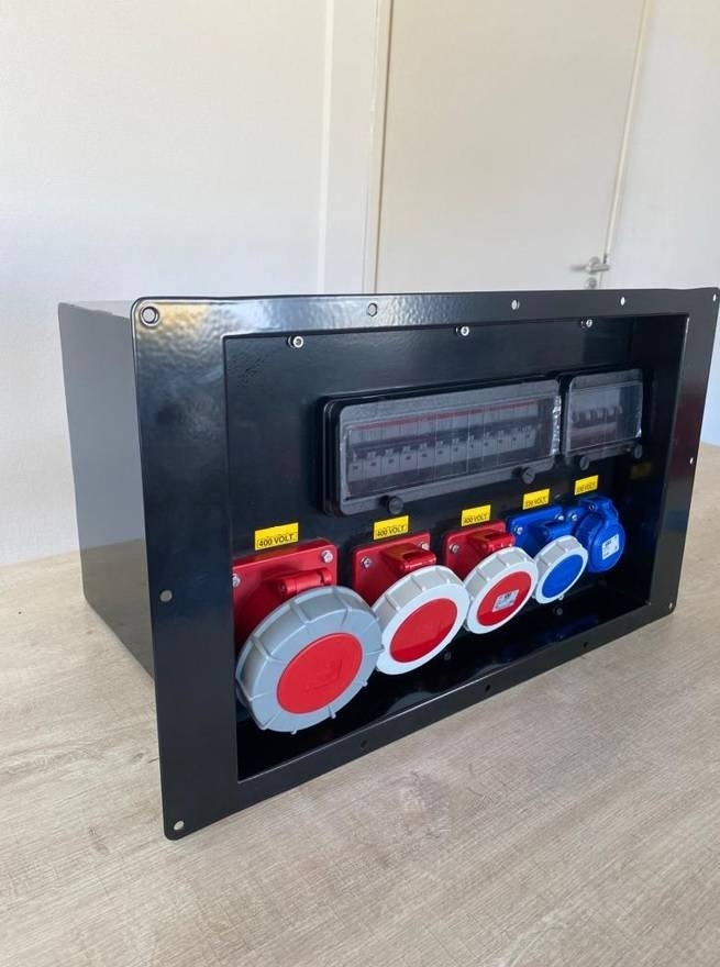Socket Box 75-160 kVA - 63A - 32A - 2x 16A - IP8X - معدات البناء: صورة 2 Socket Box 75-160 kVA - 63A - 32A - 2x 16A - IP8X - معدات البناء: صورة 2