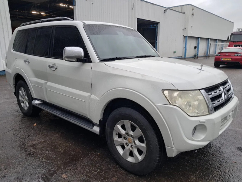 Mitsubishi Pajero GLS 3.5 - V6 , 4x4 , 7 Pers., Full Option - سيارة: صورة 4 Mitsubishi Pajero GLS 3.5 - V6 , 4x4 , 7 Pers., Full Option - سيارة: صورة 4