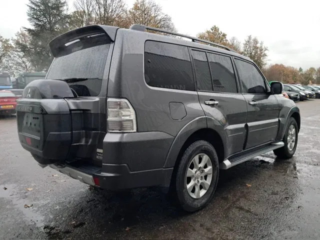 Mitsubishi Pajero GLS 3.5 - V6 , 4x4 , 7 Pers., Full Option - سيارة: صورة 3 Mitsubishi Pajero GLS 3.5 - V6 , 4x4 , 7 Pers., Full Option - سيارة: صورة 3