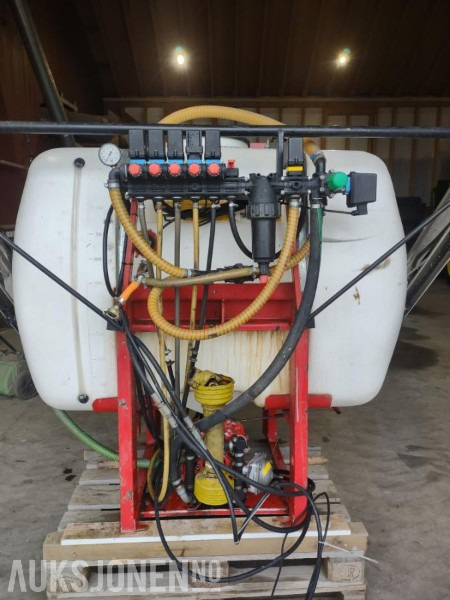 1900 YLØ Eho kone sprøyte med elektrisk betjening - الآلات الزراعية: صورة 1 1900 YLØ Eho kone sprøyte med elektrisk betjening - الآلات الزراعية: صورة 1